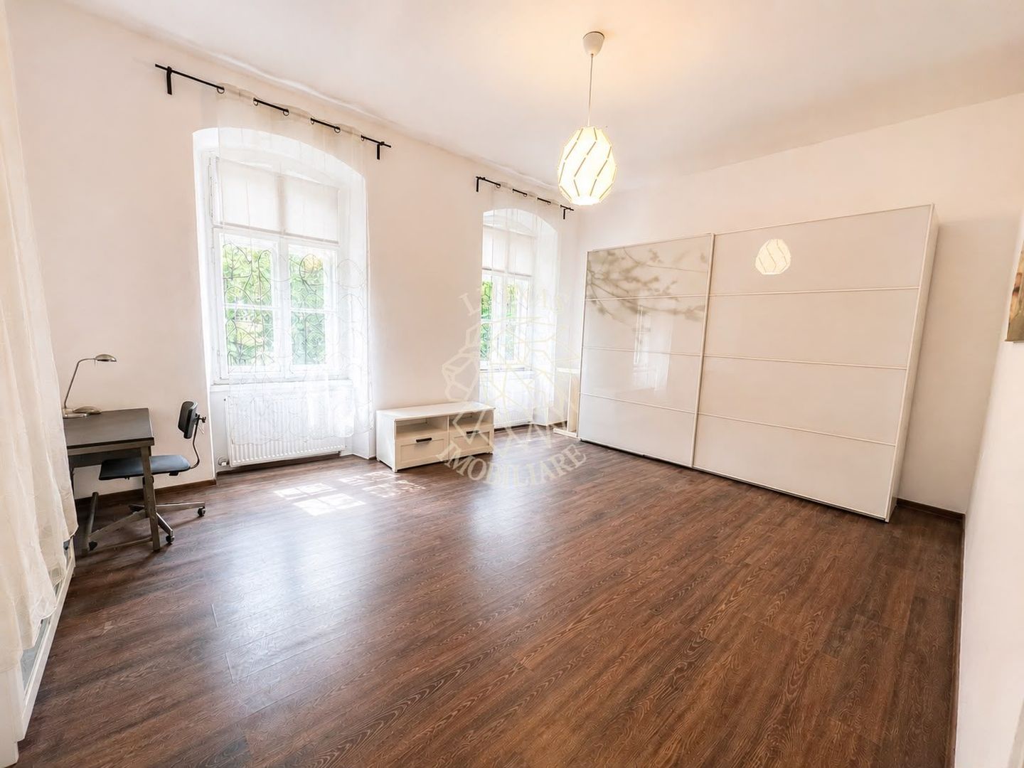 Apartament Renovat Complet 2 camere-et 1-parcare-curte comuna-Central - Poză 1