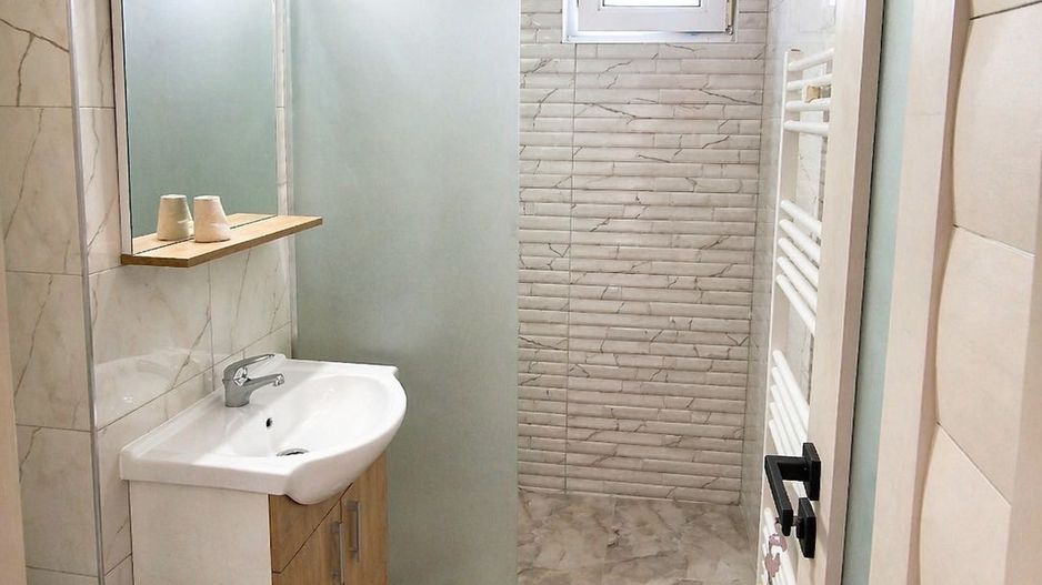 De vanzare apartament cu 2 camere, central. et. 3, 79.900 euro - Poză 3