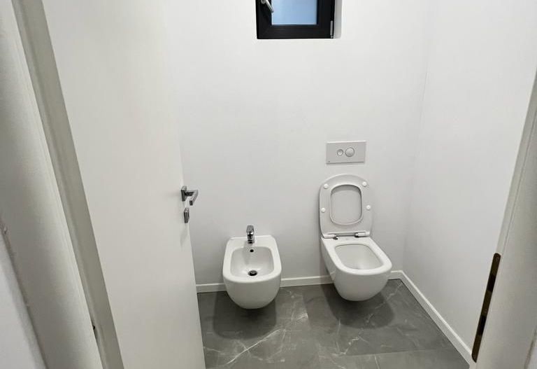 Locuinta moderna spatioasa cu garaj - Poză 22