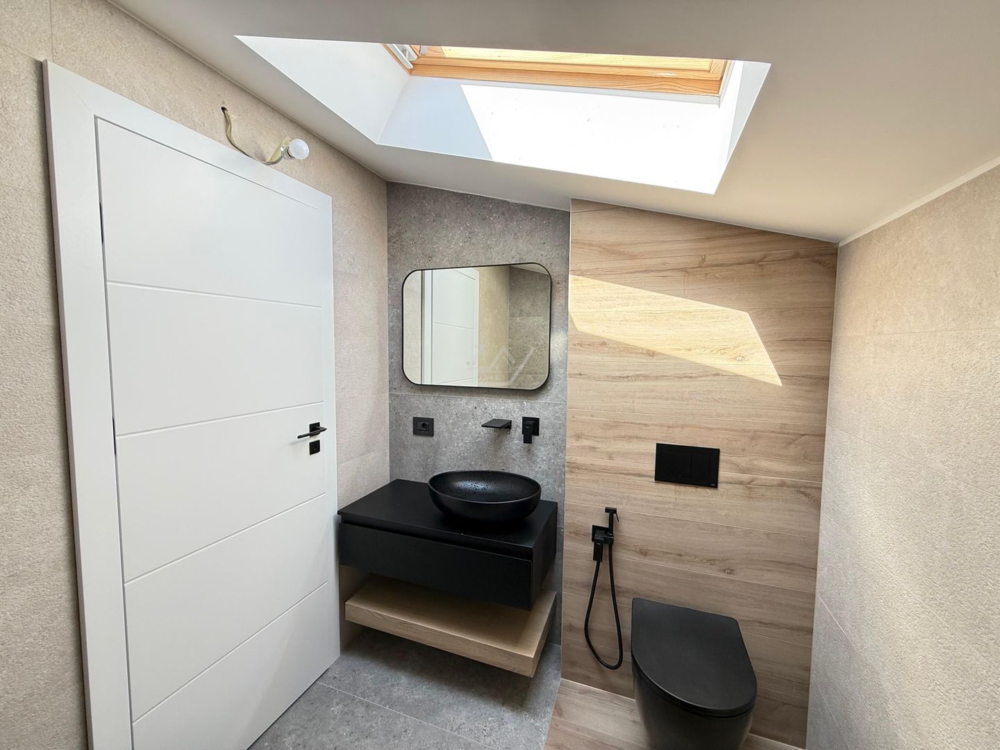 Ap pe 2 niveluri. 3 camere, 2 bai. 2 locuri de parcare. - Poză 9