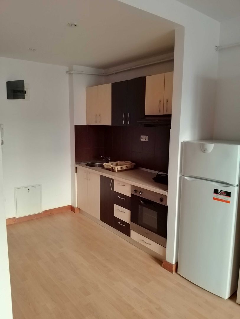 BRASADAS vinde garsoniera RENOVATA 27mp etaj 1 Bdul. Closca. - Poză 1