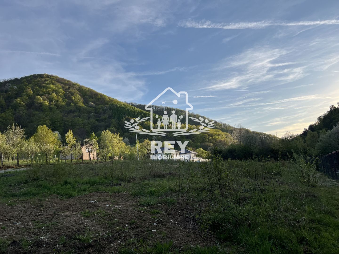 Teren la poalele Cetății Cisnadioarei de vânzare/1250 mp - Poză 2