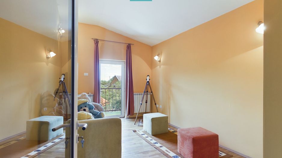 Vilă cu 3 apartamente în zona Parneava - Poză 2