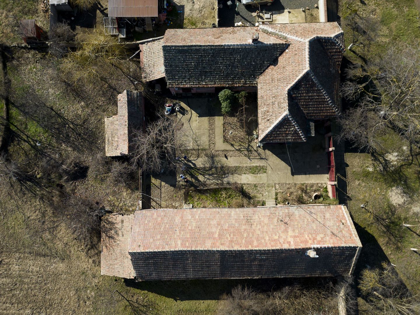 Casă cu teren generos de 2,880mp în Secusigiu - Poză 19