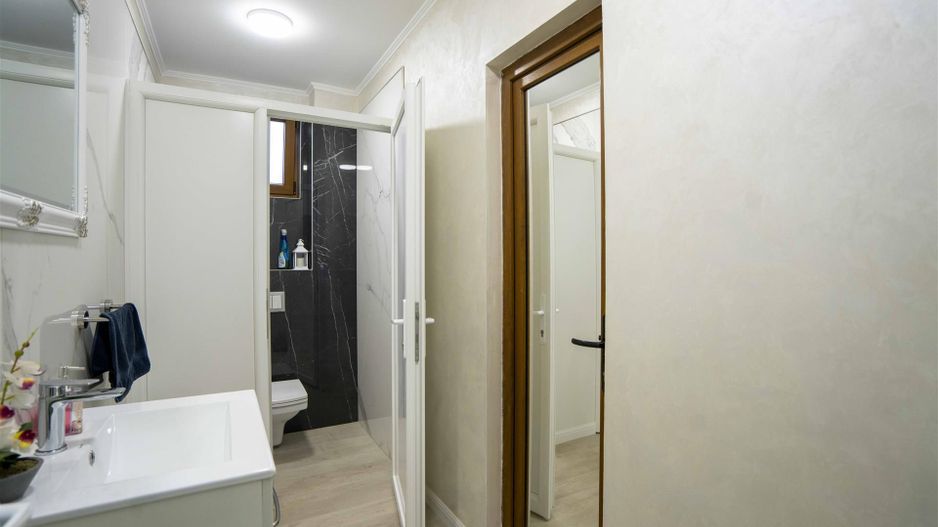 Baza de tenis si constructie moderna - Poză 23