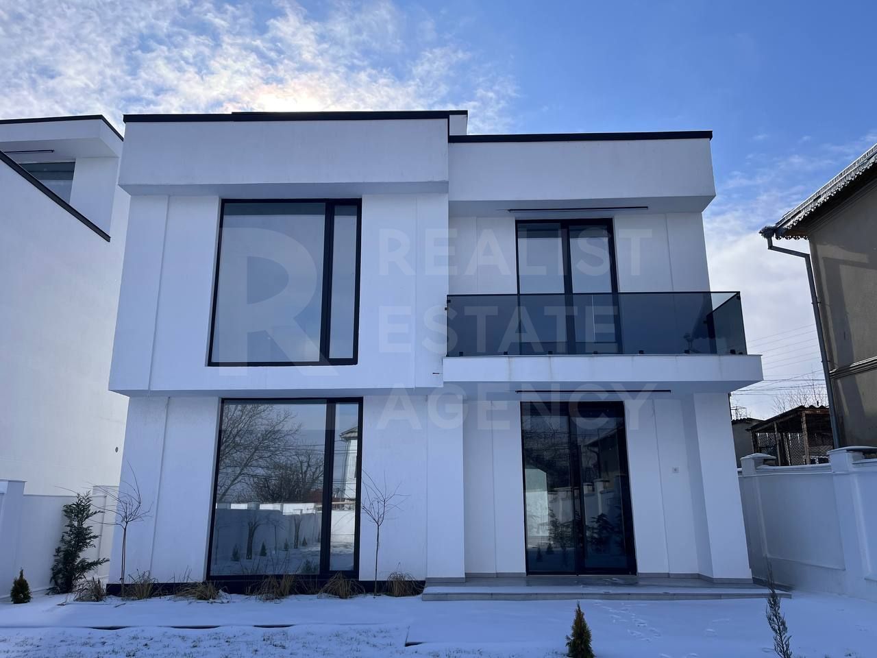 Vânzare, Hi-Tech, 2 nivele, 4  camere, strada Nucarilor,Cricova - Poză 2