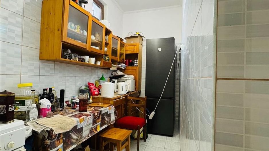 Casa singur in curte cu acces auto si teren  Ultracentral - Poză 3