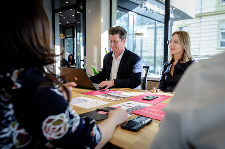 Pasul 2. Îți prezentăm proprietăți care corespund criteriilor agreate: case, apartamente, terenuri de casă, spații comerciale, hale industriale, hale de depozitare, hale de producție