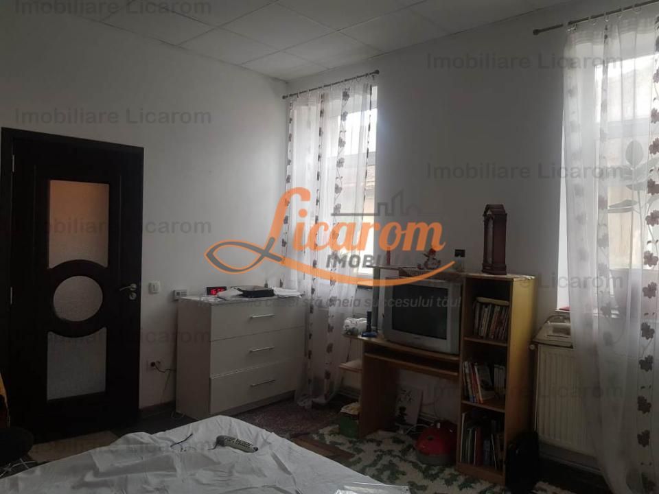 Corp de casa Blumana, zona str Lunga,curte,pod,beci. - Poză 2