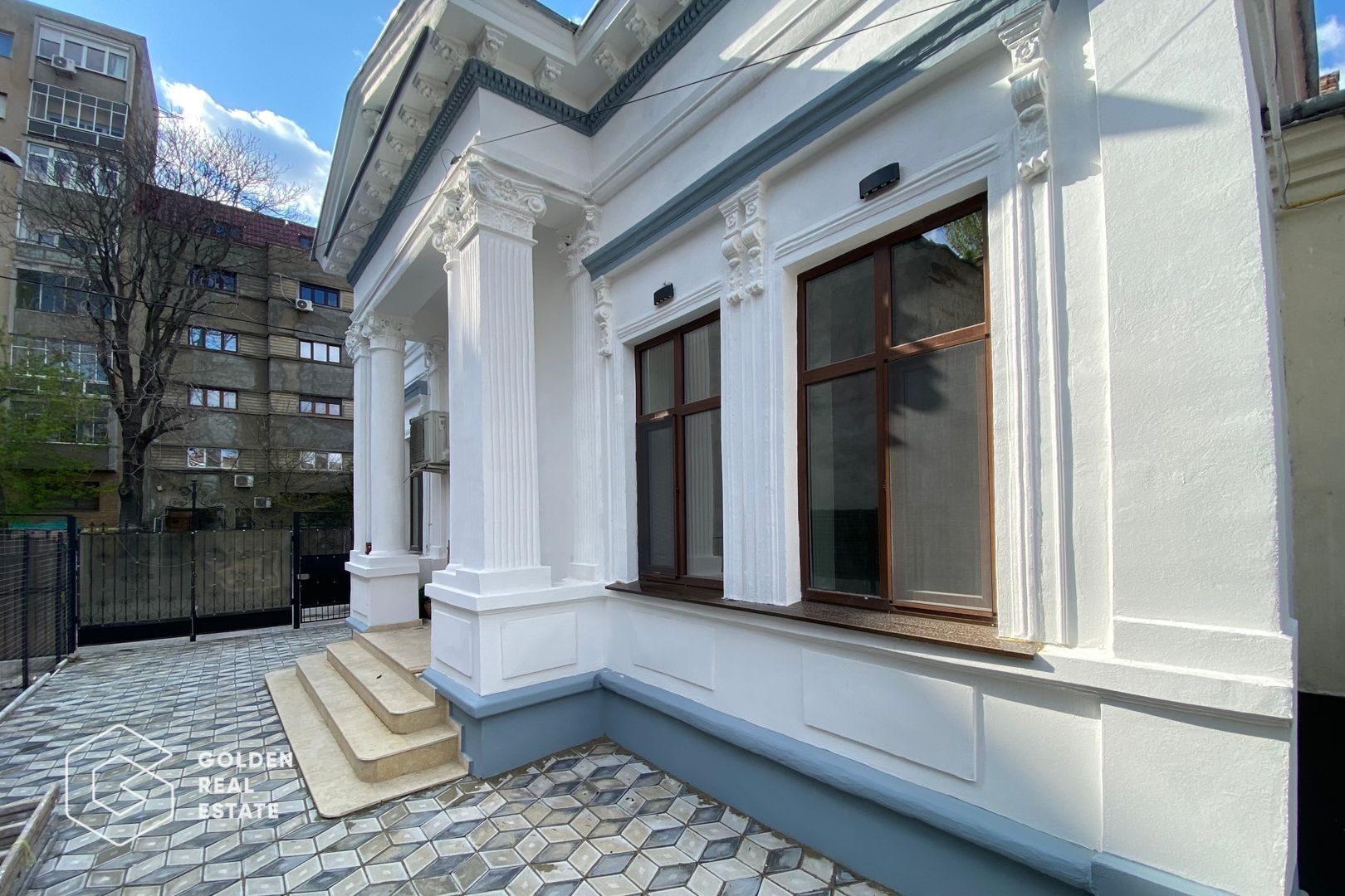 Casă cu curte, zona Centrală, str. Traian, amenajată - Poză 1