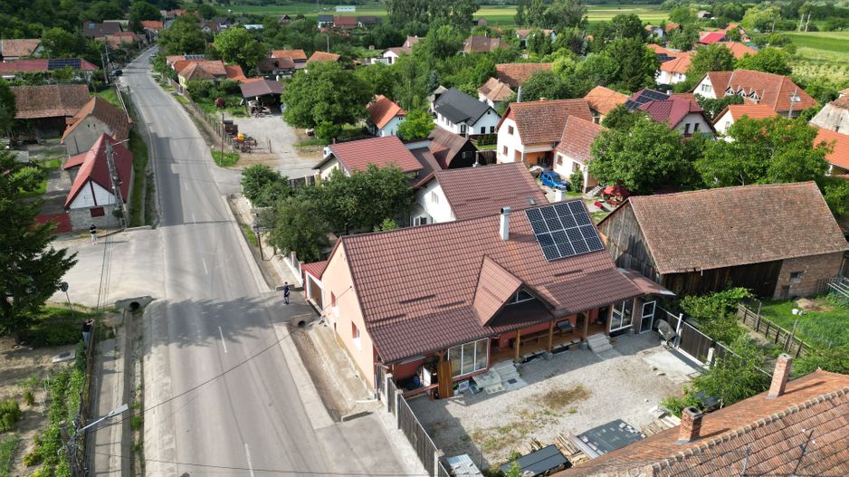 Casă de vanzare 6 camere 220 m² utili cu 376 M² teren la șosea - Poză 1