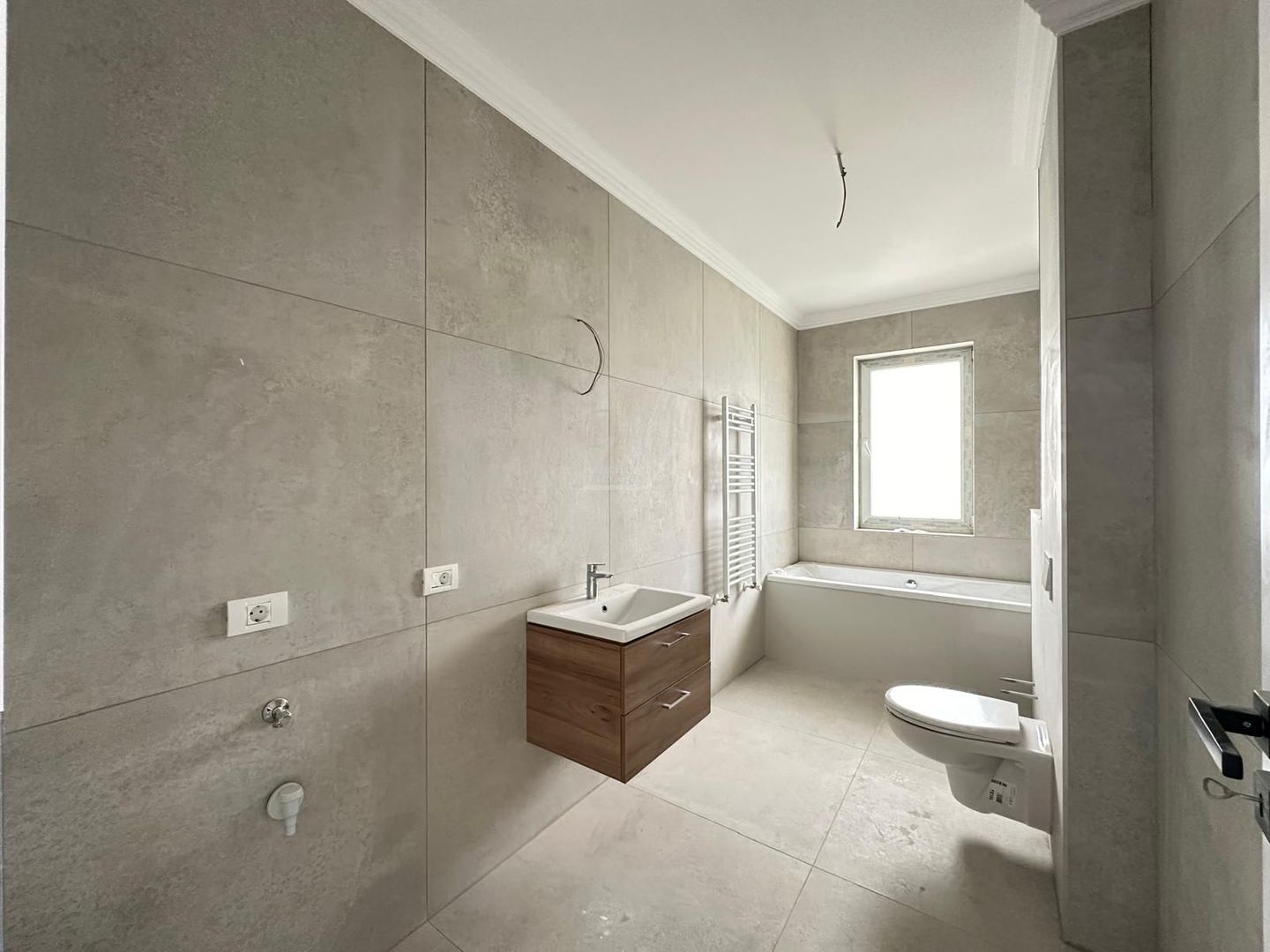 Bloc nou. Apartament cu 3 camere spations. 2 Bai. Etaj 1 - Poză 3