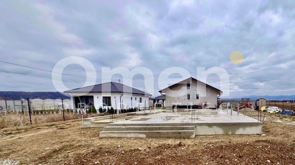 Teren intravilan cu fundație | panoramă deosebită | Cătălina | 1000 mp - Poză 1