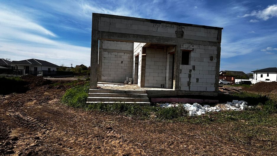 Casa la rosu de vanzare in Alba Iulia - Poză 2