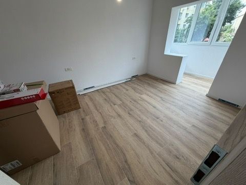 Dâmbovița| 3 camere | 2 băi | Boxa | Complet renovat | Încălzire în pardoseală - Poză 1