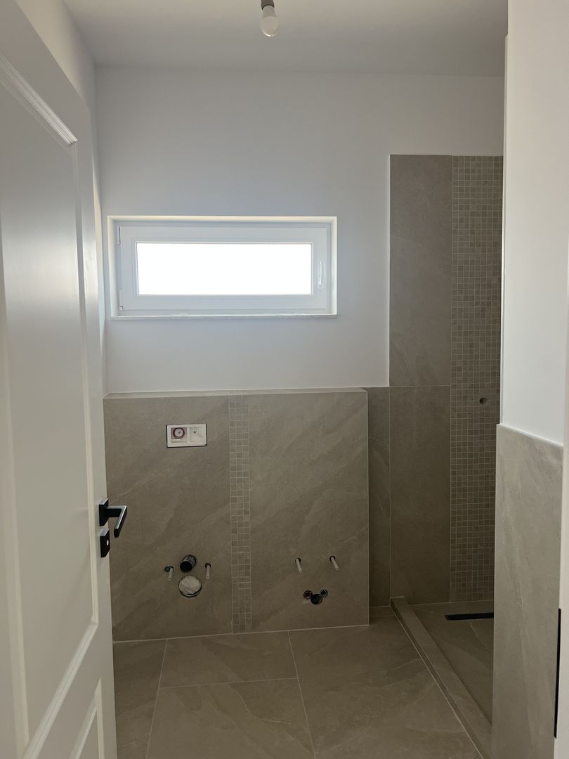 Jumătate de duplex premium, 120 mp utili, teren 256 mp, garaj și 3 dor - Poză 12