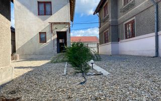 Vanzare casă cu potențial rezidențial și comercial în Pucioasa -441 mp - Poză 1