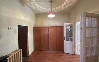 Casa in Piata Cluj, P+Demisol, curte comuna - Poză 3