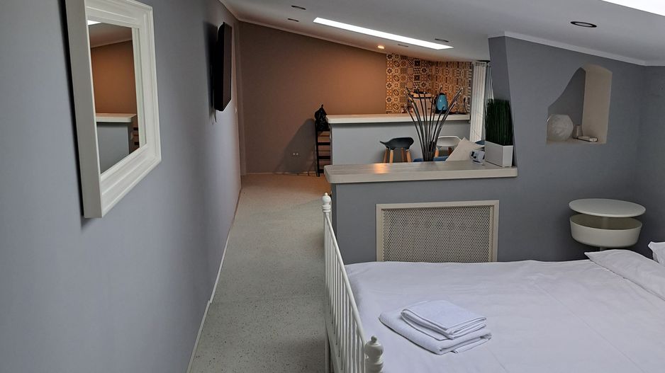 Studio cochet de închiriat în mansardă, inima orașului! - Poză 3