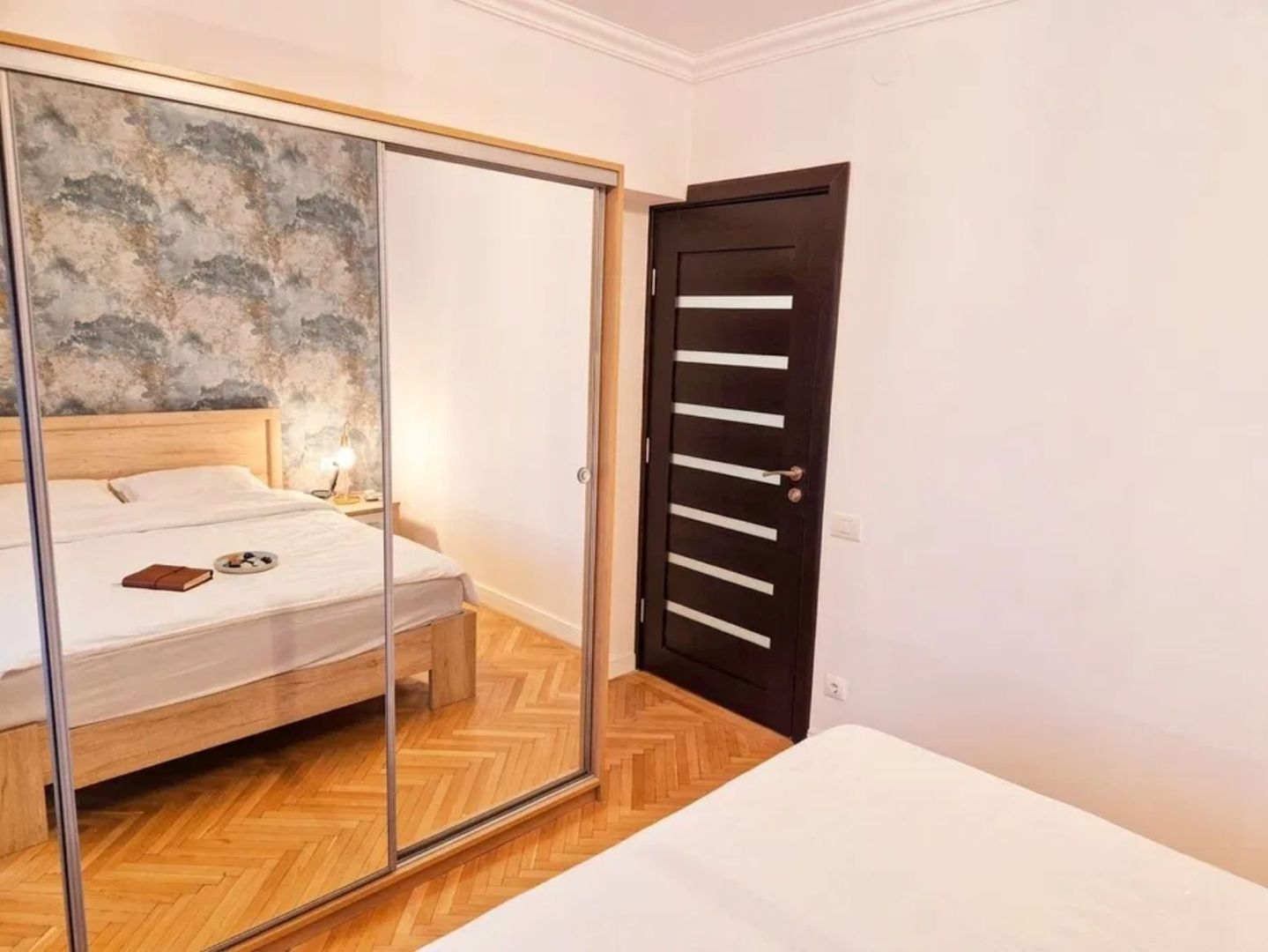 AP. 2 CAMERE EROILOR - 63 MP, BUCATARIE INCHISA, MOBILAT/UTILAT MODERN - Poză 6