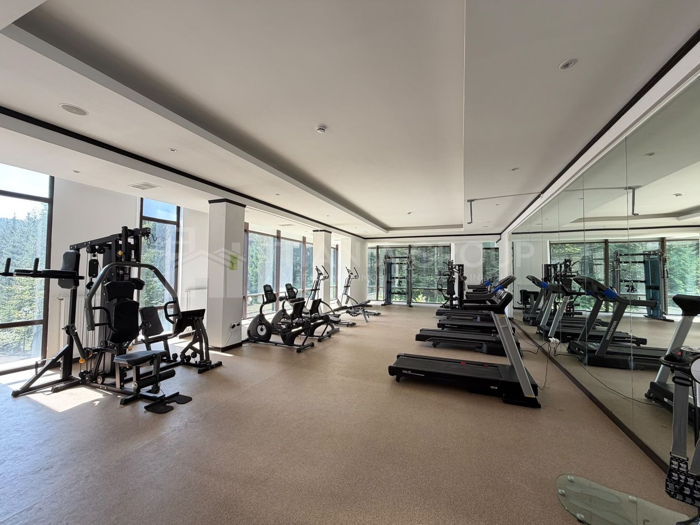 Hotel 4 stele, complet echipat, 85 camere, teren 5000 mp - Predeal - Poză 6