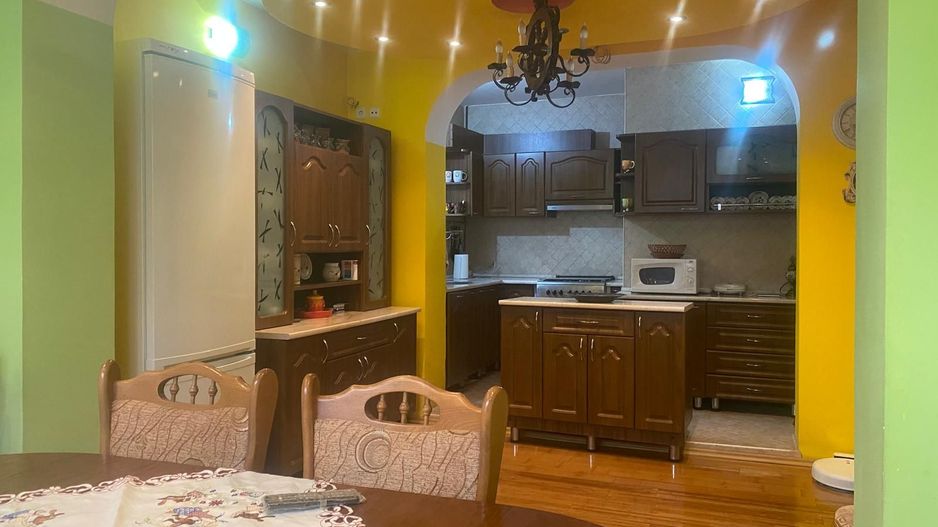 Oportunitate:clinica, birouri etc! Vanzare casa cu 4 camere-Targoviste - Poză 2