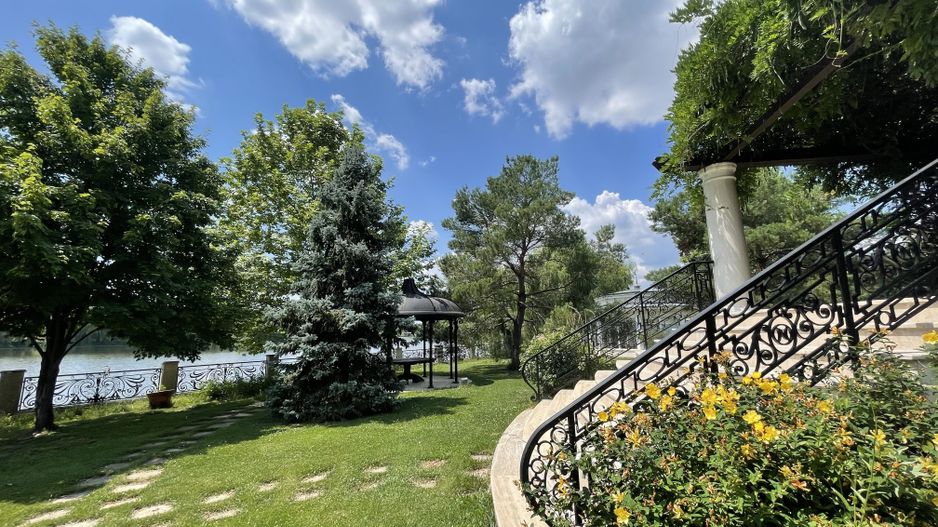 Domeniu vila Balotesti 4000 mp teren 60 m deschidere lac - Poză 15