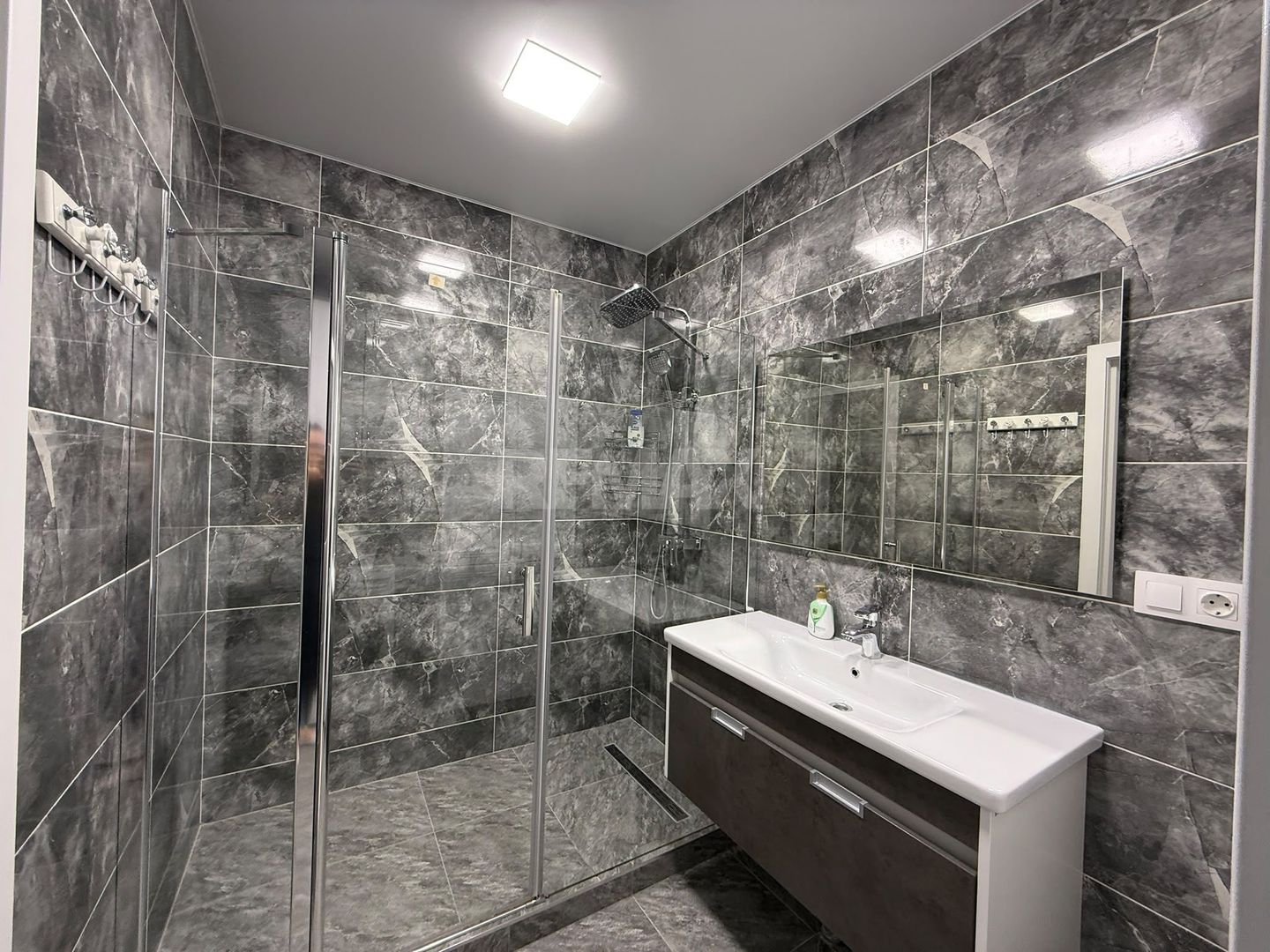 Apartament cu 2 dormitoare si living chiar in centrul Chișinăului - Poză 17