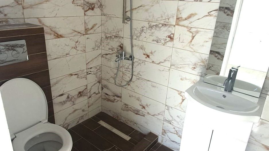 Case noi și ieftine, pe lacul Crevedia. - Poză 9