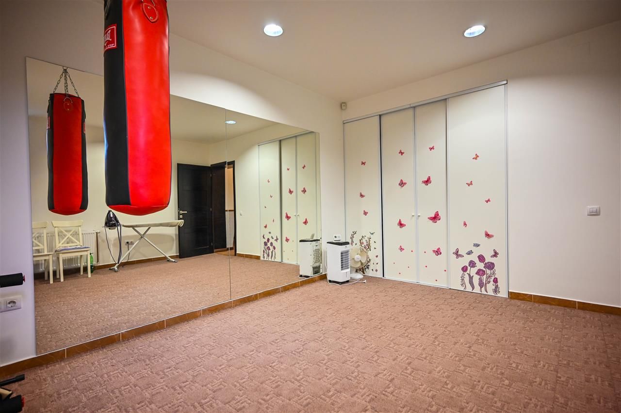 Somptuozitate in stil modern, 2 garaje, 3 terase, totul pe 1.000 mp teren - Poză 49