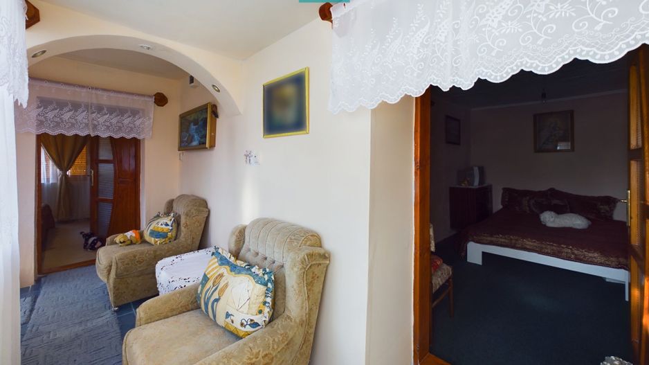 Casă cu front stradal generos Șeitin, județul Arad - Poză 8