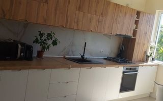 Locuință spațioasă pe două niveluri, pregătită pentru mutare. - Poză 1