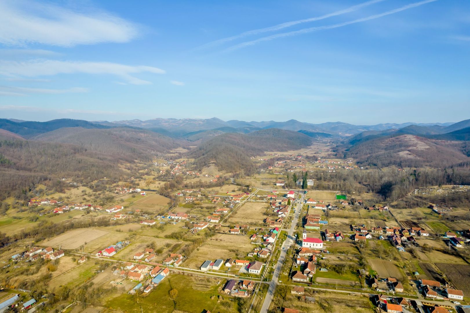 Casă cu 5 camere în Petriș - Poză 1