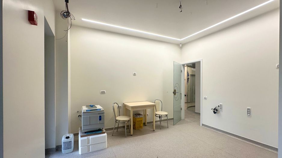 De vânzare Centru Medical Multifuncțional 196 mp zona Coresi - Poză 8