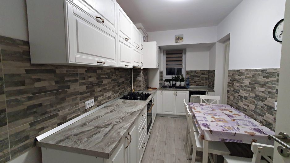 Coresi -Bloc Maurer M9, etajul 1, mobilat, parcare - Poză 5