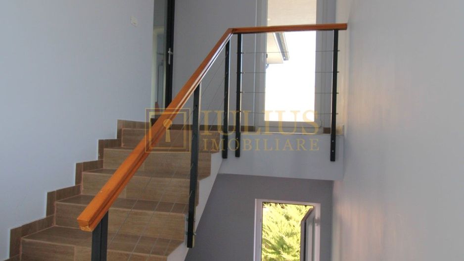 Casa cu 3 camere, locuri de  parcare, curte - Poză 24