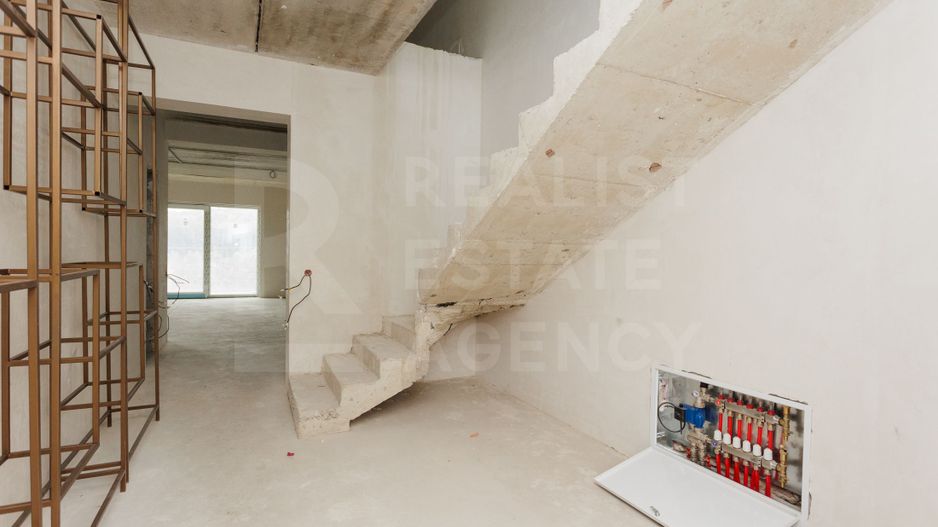 CASĂ DE VÂNZARE ÎN DUMBRAVA SUPRAFAȚA DE 300 MP + TEREN 3.5 ARI - Poză 20