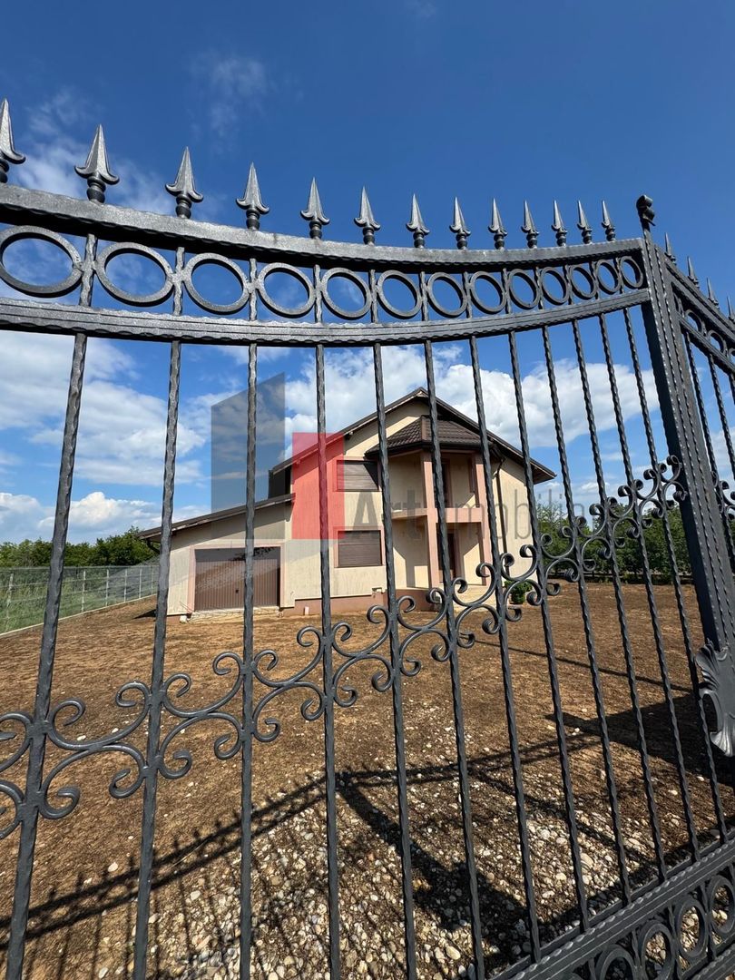 Casa la rosu in Peris - Poză 2