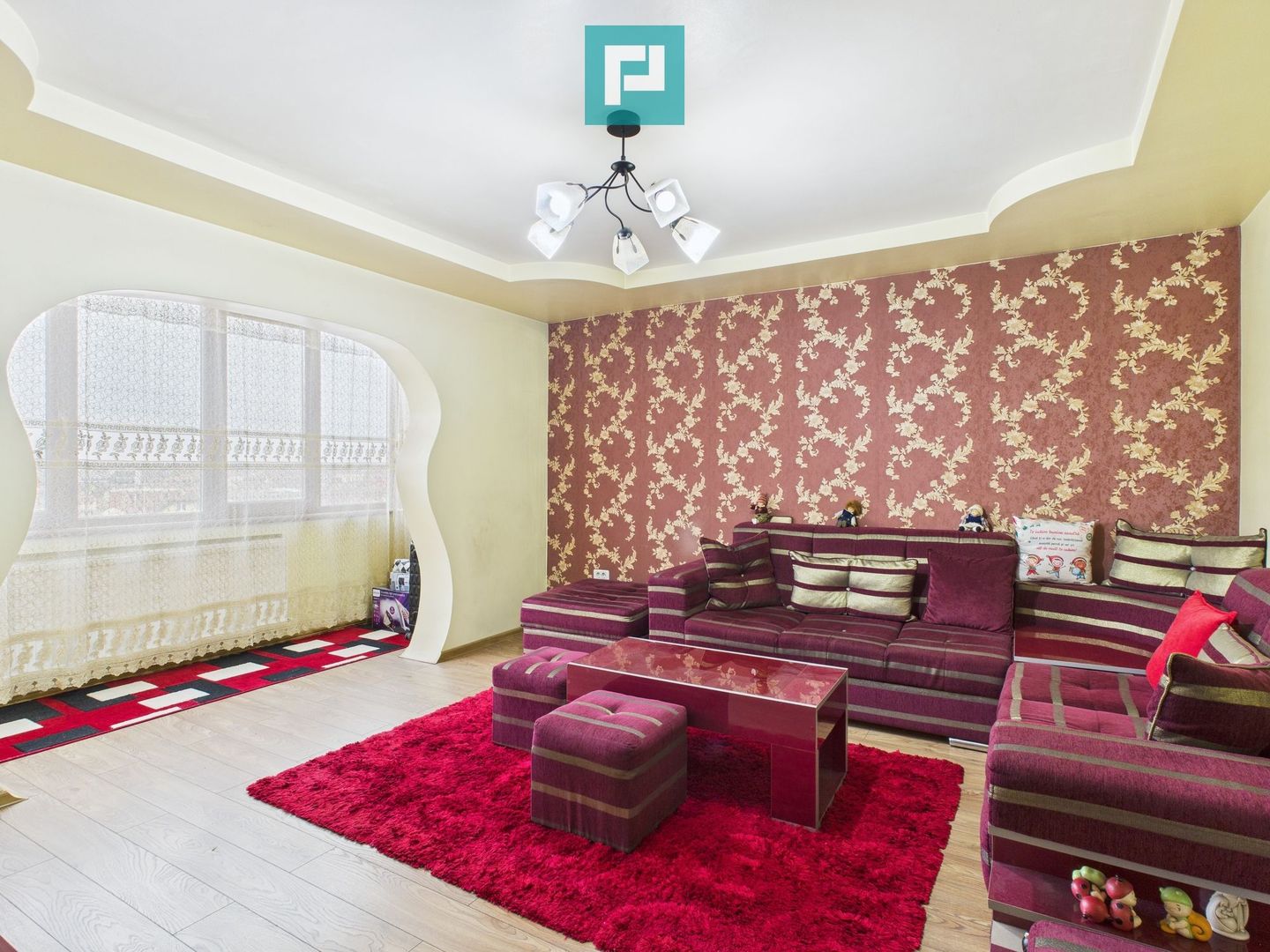 Apartament spațios cu 4 camere în Vlaicu - Poză 1