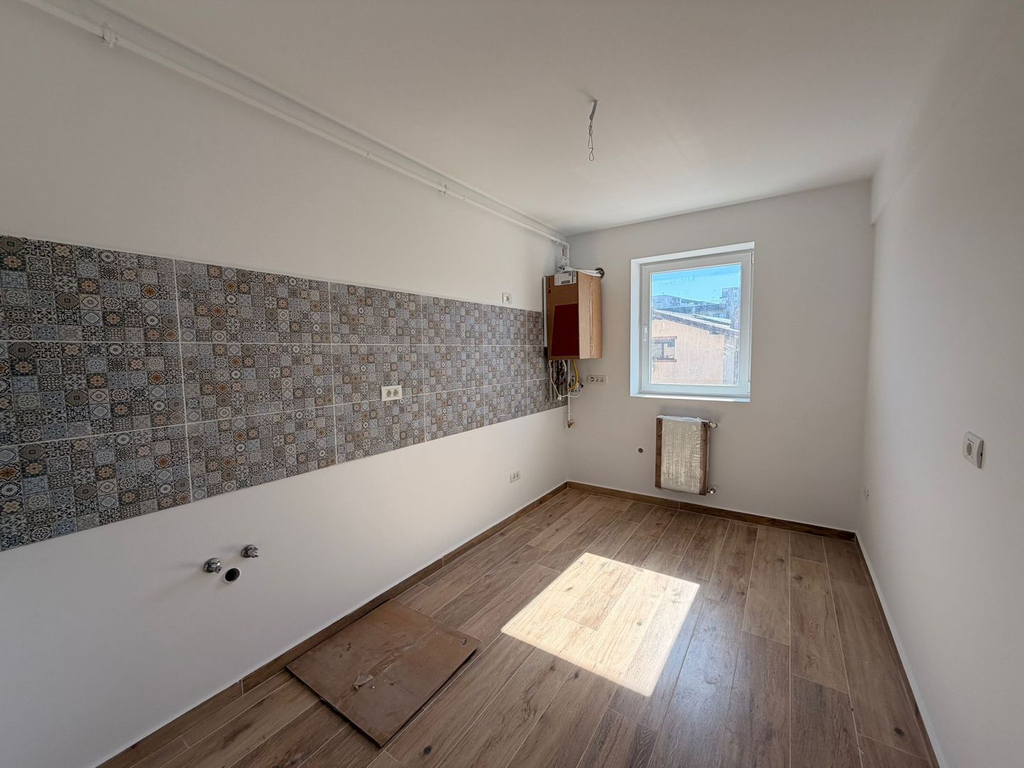 AP. 3 CAMERE, BLOC NOU, CENTRALA PROPRIE,BUCATARIE INCHISA,COMISION 0% - Poză 1