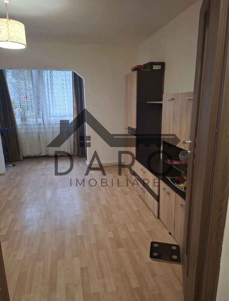 Vând apartament cu 3 camere zona Dâmbu Pietros aproape de bulevard . - Poză 1