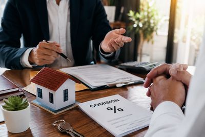 Cât este comisionul unei agenții imobiliare și ce servicii include de fapt?