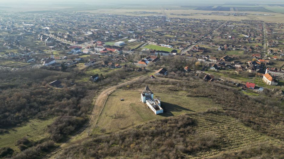 Castel cu vedere panoramică pe dealul Șiriei - Poză 4