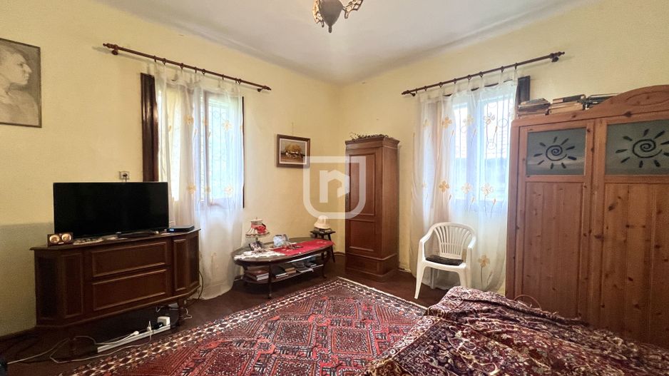 Casa traditional bucovineana la poalele muntilor Bucovinei - Poză 2