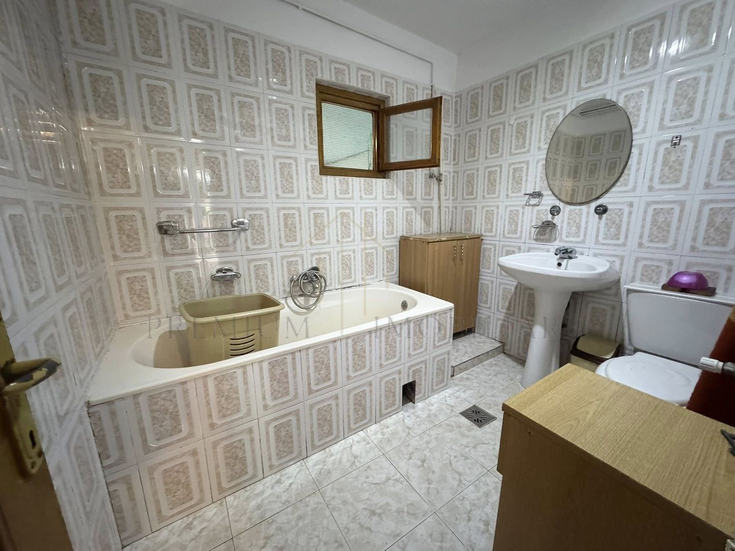 Casa + Spațiu comercial de vânzare în Onesti - Poză 11