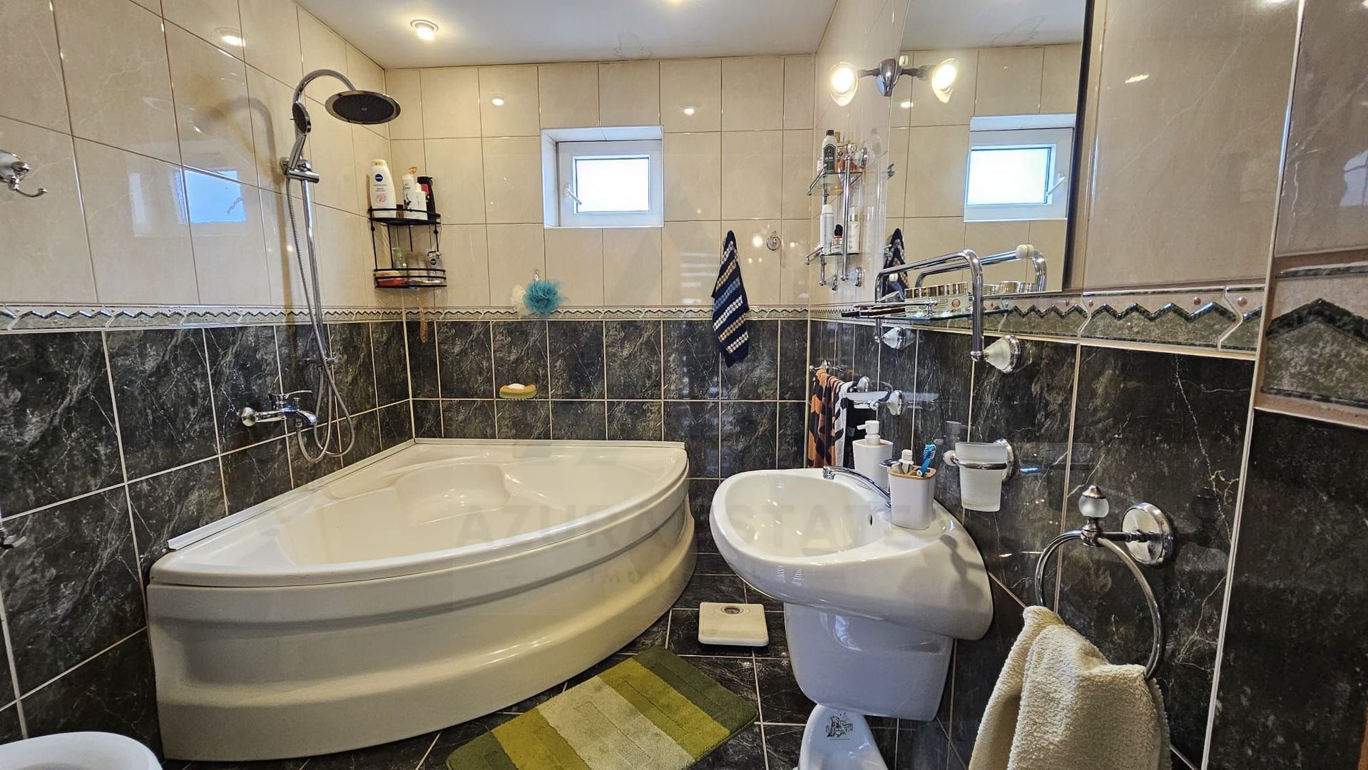 Casa 5 camere 3 bai garaj inchis si teren 700 mp utili in Lazaret - Poză 13