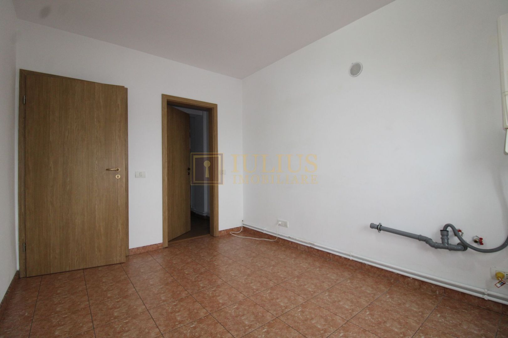 8 incaperi, 2 bai, centrala proprie, 3 locuri de parcare; Lipovei. - Poză 16