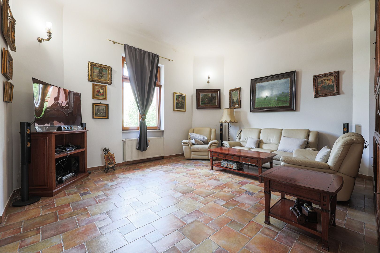 Apartament ultracentral cu 3 camere, 2 băi și curte privată - Poză 1