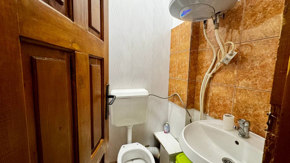 Casa spațioasă, cu spațiu comercial, locuri de parcare - Aradului Vest - Poză 12