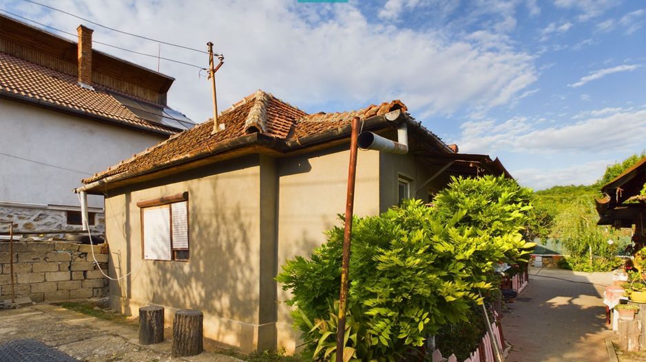 Casă cu 2 camere și 456 mp teren în Ghioroc - Poză 28